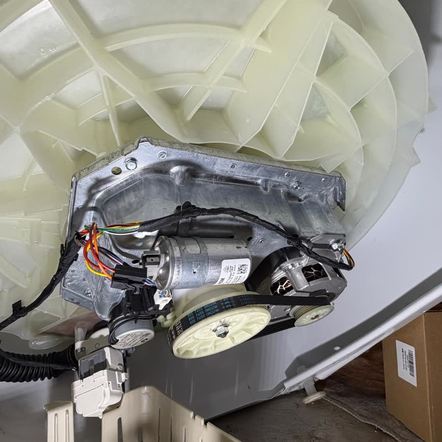Inside the washer: drive motor, belt and capacitor